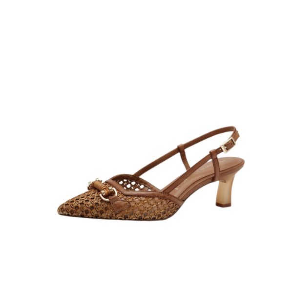 Tamaris slingback intrecciate con accessorio gioiello marrone