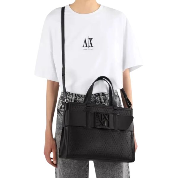Armani Exchange borsa shopping traforata con logo smaltato nera