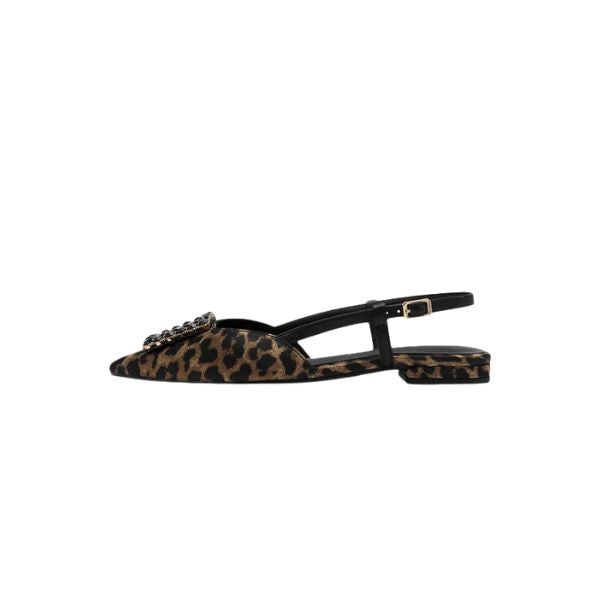 Tamaris sling back con stampa animalier e accessorio gioiello