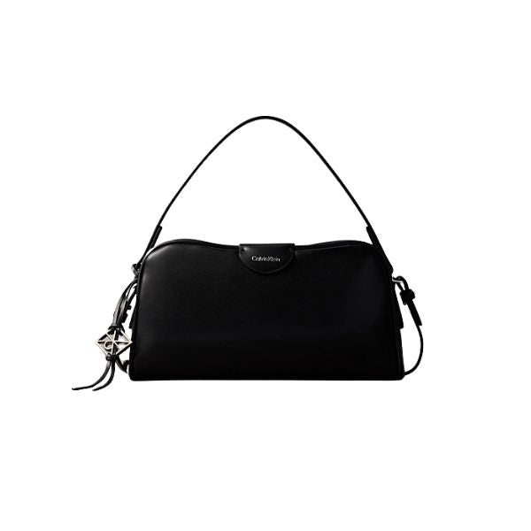 Calvin Klein borsa a tracolla nera con ciondolo removibile