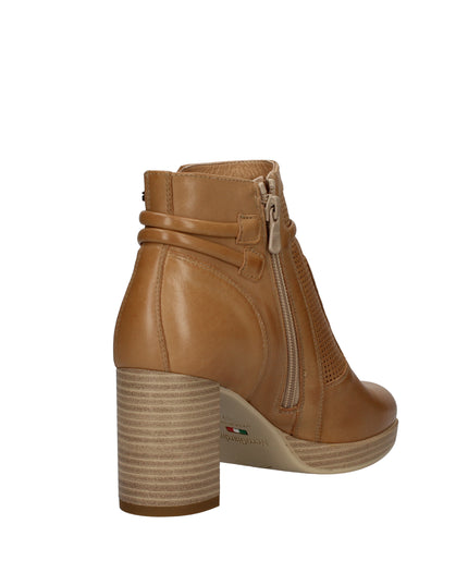 Nero Giardini tronchetti in pelle traforati con tacco effetto legno