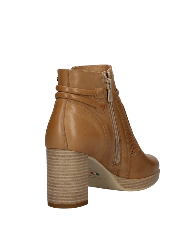 Nero Giardini tronchetti in pelle traforati con tacco effetto legno