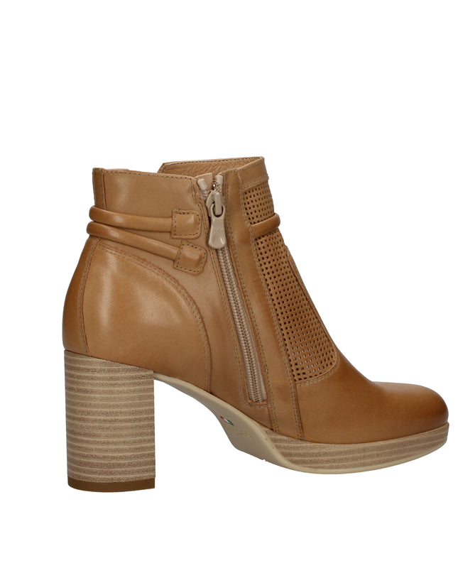 Nero Giardini tronchetti in pelle traforati con tacco effetto legno