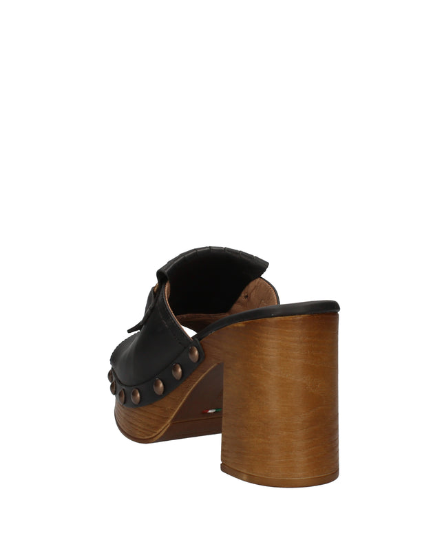 Nero Giardini zoccoli con tacco a blocco e frange