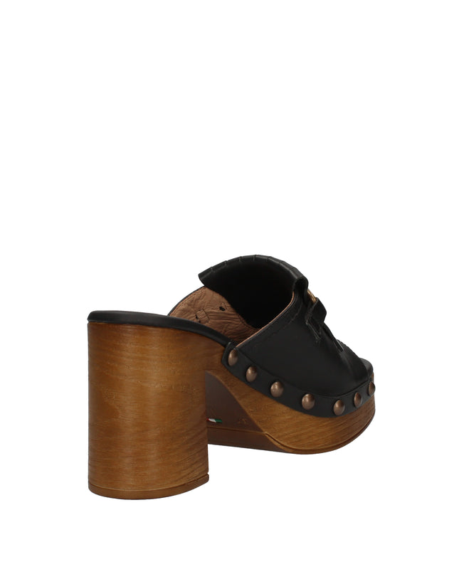 Nero Giardini zoccoli con tacco a blocco e frange