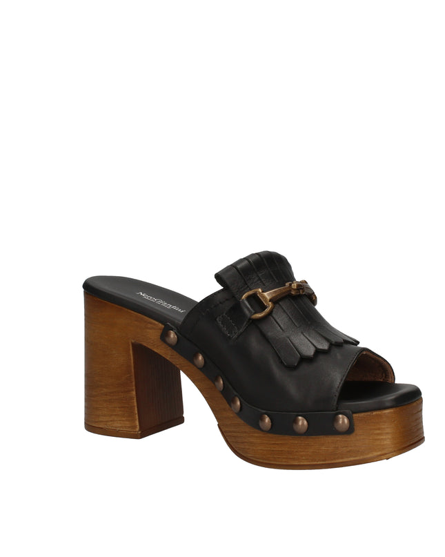 Nero Giardini zoccoli con tacco a blocco e frange