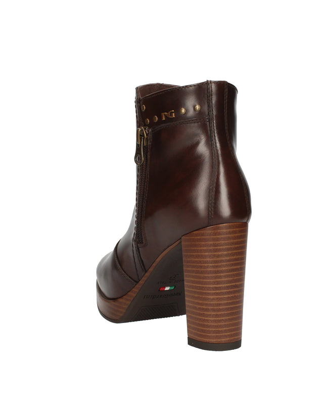 Nero Giardini stivaletti con tacco effetto legno con borchie