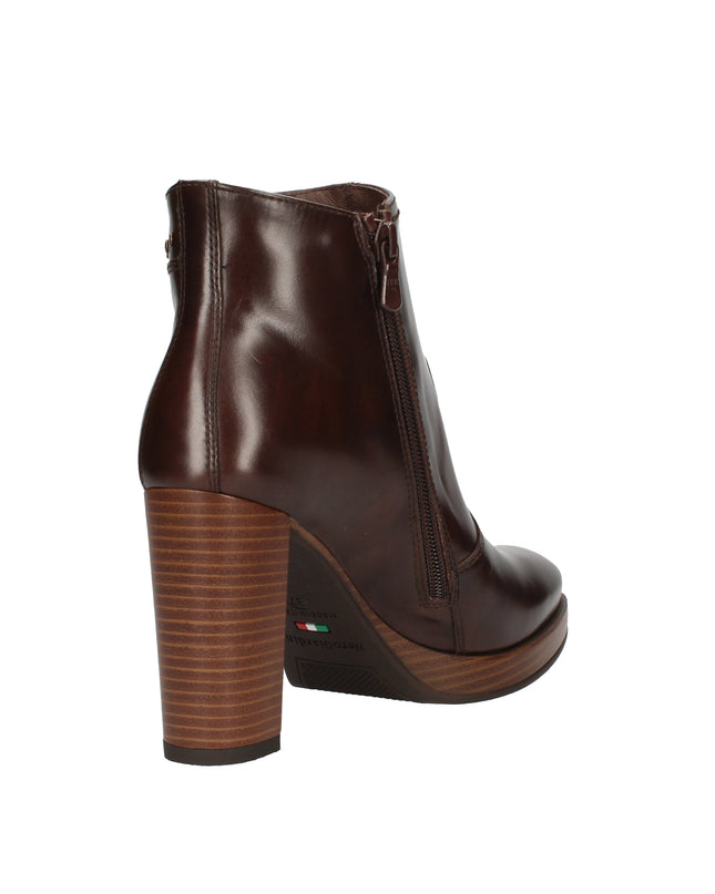 Nero Giardini stivaletti con tacco effetto legno con borchie