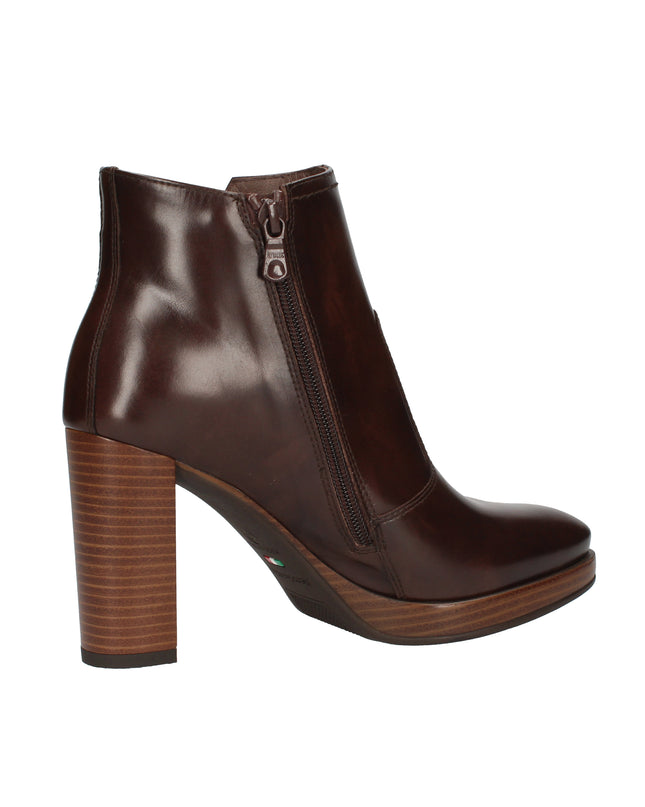 Nero Giardini stivaletti con tacco effetto legno con borchie