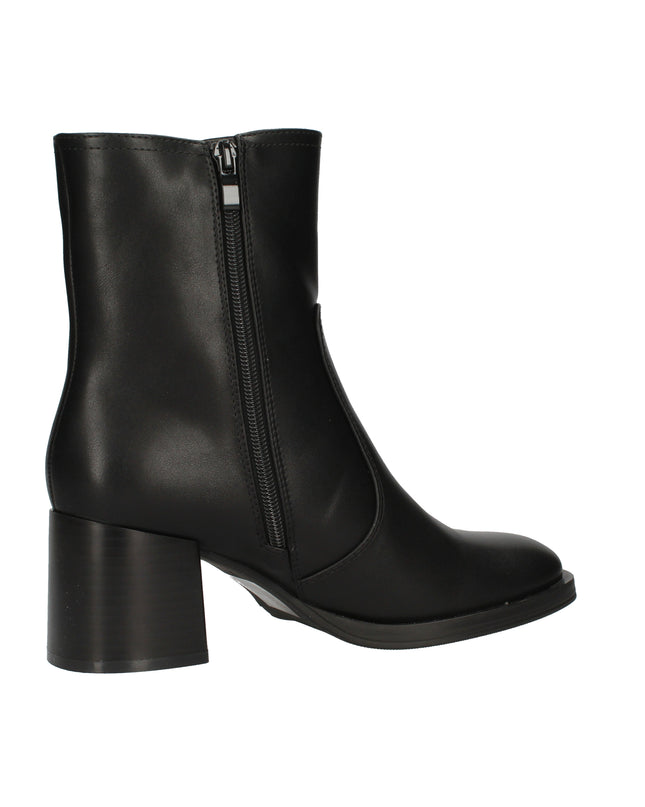 Keys stivaletti in pelle con tacco a blocco e accessorio decorativo