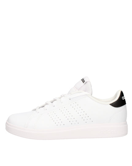 Adidas Advantage Base sneakers con strisce traforate e tallone nero