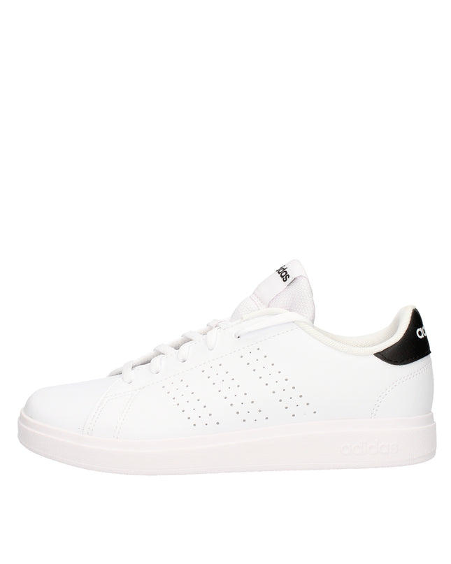 Adidas Advantage Base sneakers con strisce traforate e tallone nero