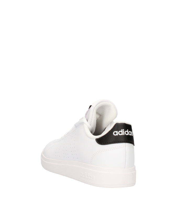 Adidas Advantage Base sneakers con strisce traforate e tallone nero