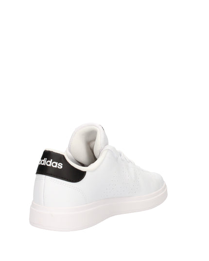 Adidas Advantage Base sneakers con strisce traforate e tallone nero