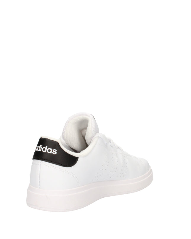Adidas Advantage Base sneakers con strisce traforate e tallone nero