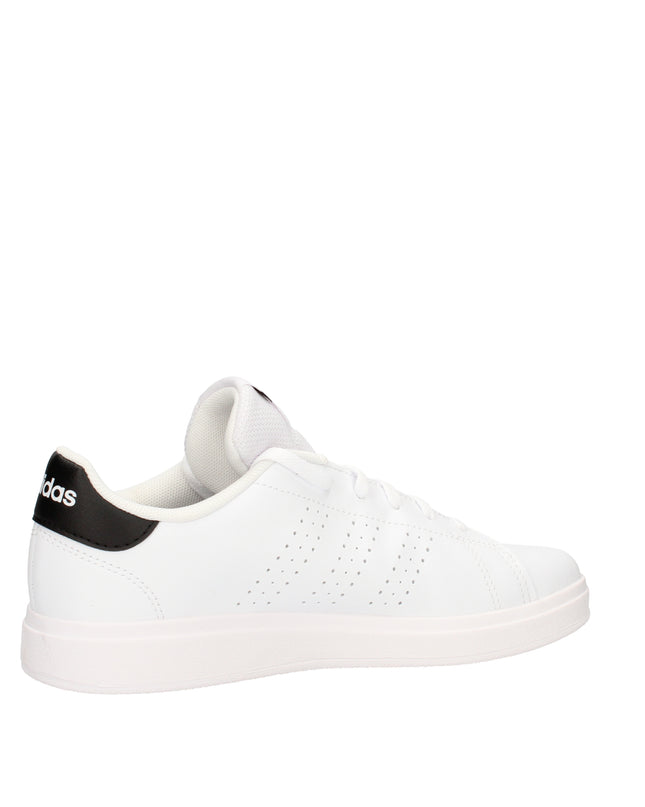 Adidas Advantage Base sneakers con strisce traforate e tallone nero