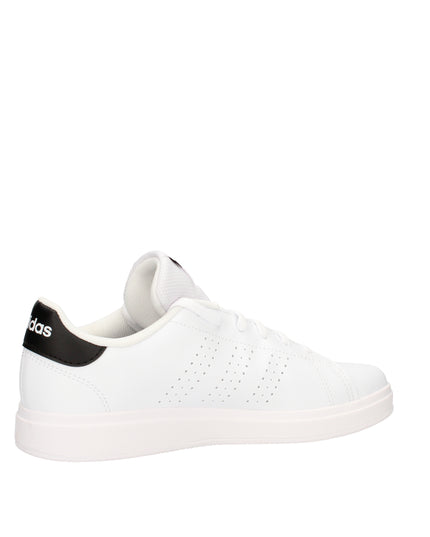 Adidas Advantage Base sneakers con strisce traforate e tallone nero