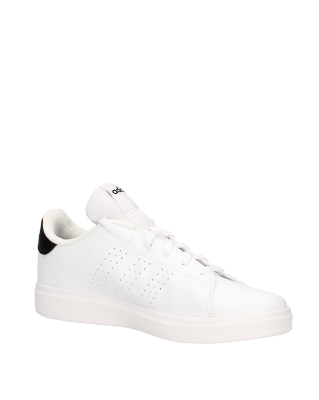Adidas Advantage Base sneakers con strisce traforate e tallone nero