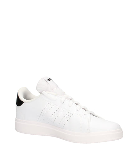 Adidas Advantage Base sneakers con strisce traforate e tallone nero