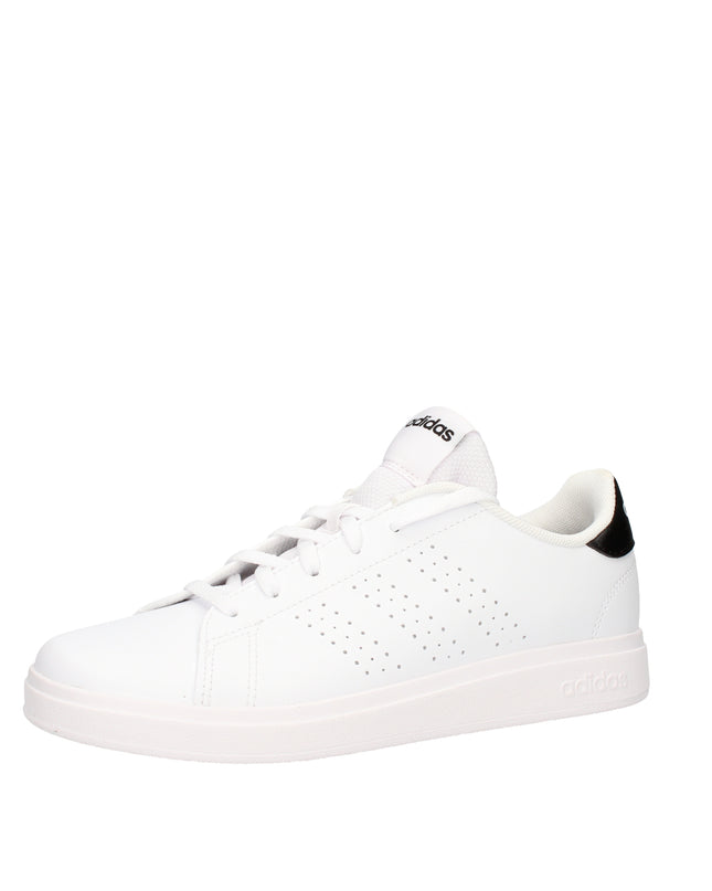 Adidas Advantage Base sneakers con strisce traforate e tallone nero