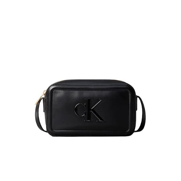 Calvin Klein Borsa a tracolla camera bag con monogramma in rilievo CK