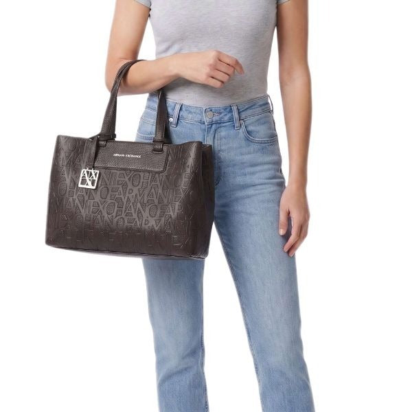 AX Armani Exchange Borsa shopping marrone con logo in rilievo e charm