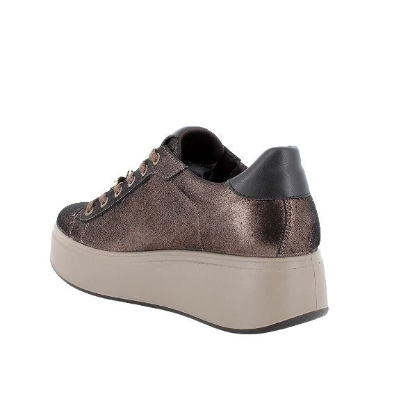 Igi&co sneakers platform in pelle laminata con charm bronzo