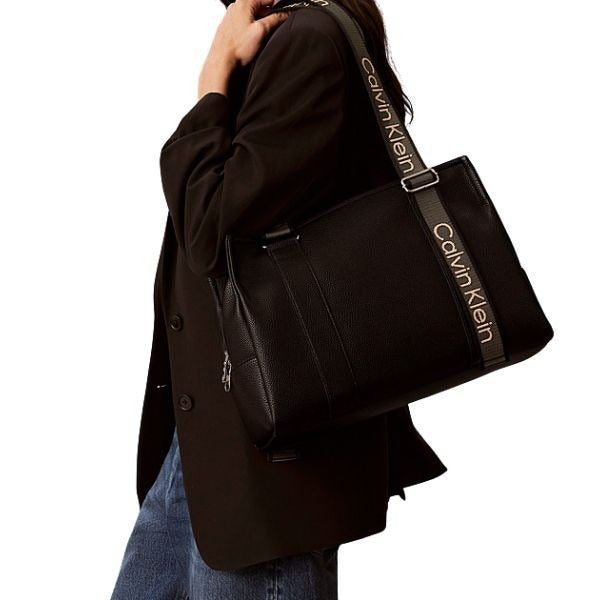 Calvin Klein Borsa tote con manici con logo nera
