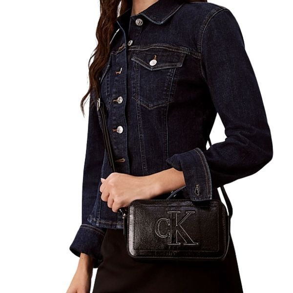 Calvin Klein borsa a tracolla in naplack lucida e increspata nera
