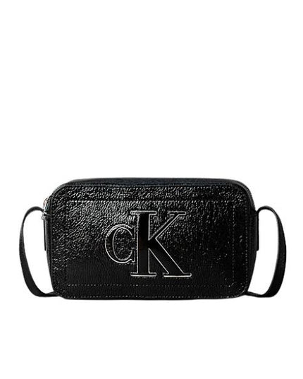 Calvin Klein borsa a tracolla in naplack lucida e increspata nera