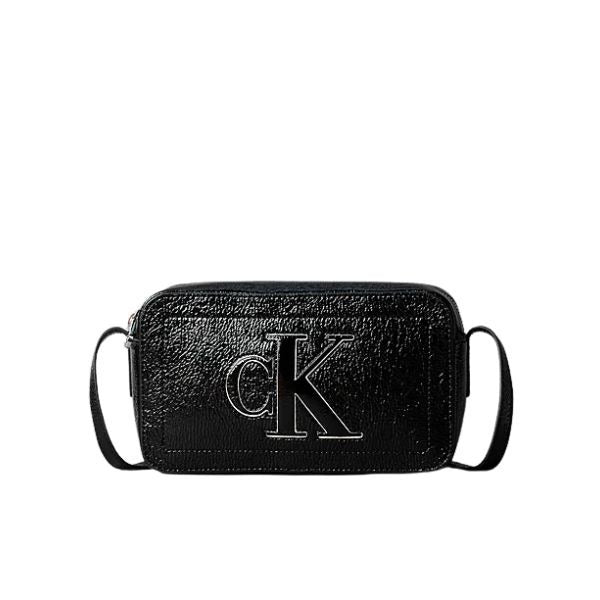 Calvin Klein borsa a tracolla in naplack lucida e increspata nera