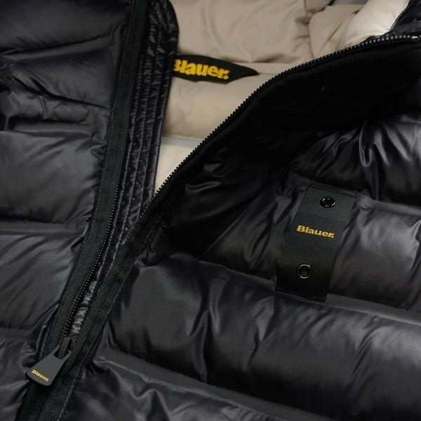 BLAUER Charles giubbino uomo con cappuccio fisso e cuciture termosaldate a righe orizzontali elastico sui polsini e coulisse sul fondo