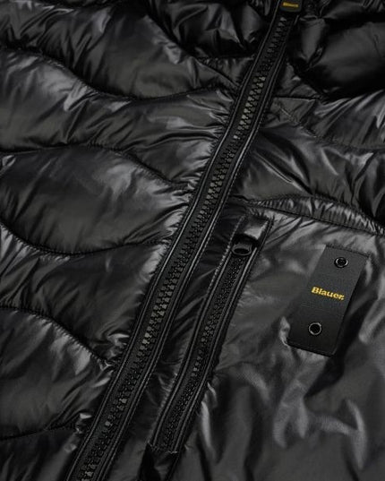 BLAUER Wave giubbino uomo trapuntato ad onde orizzontali taschina applicata sul petto a sinistra elastico rigato sul profilo del cappuccio, polsino e fondo e patch e passante con logo