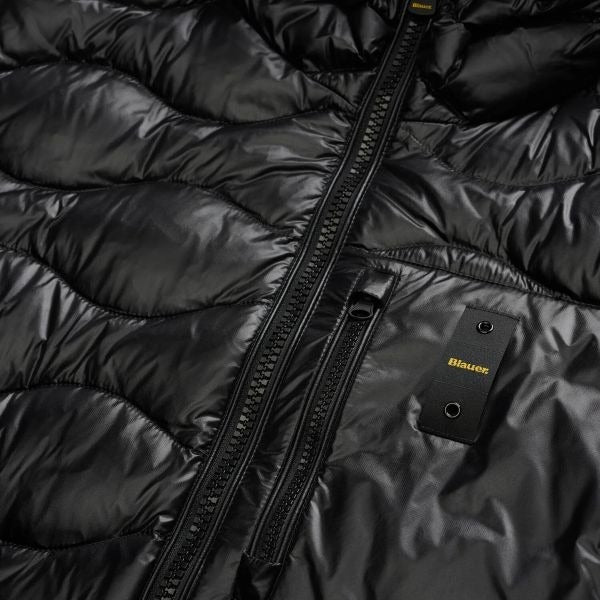 BLAUER Wave giubbino uomo trapuntato ad onde orizzontali taschina applicata sul petto a sinistra elastico rigato sul profilo del cappuccio, polsino e fondo e patch e passante con logo