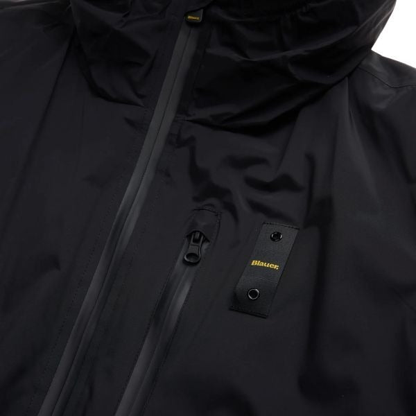 BLAUER Jarvis impermiabile uomo idrorepellente con cappuccio fisso interno in morbida pelliccia ecologica taschino con zip spalmata sul petto polsino con elastico rigato e patch e passante con logo
