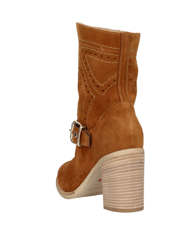 Nero Giardini stivali in pelle traforata e fibbia con tacco effetto legno