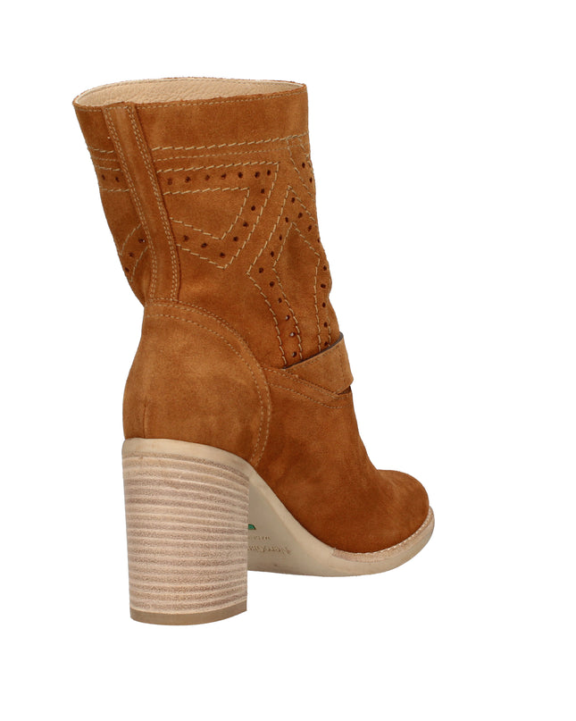 Nero Giardini stivali in pelle traforata e fibbia con tacco effetto legno