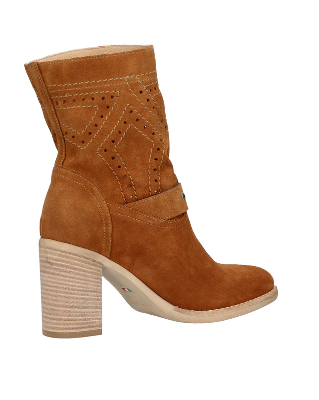 Nero Giardini stivali in pelle traforata e fibbia con tacco effetto legno