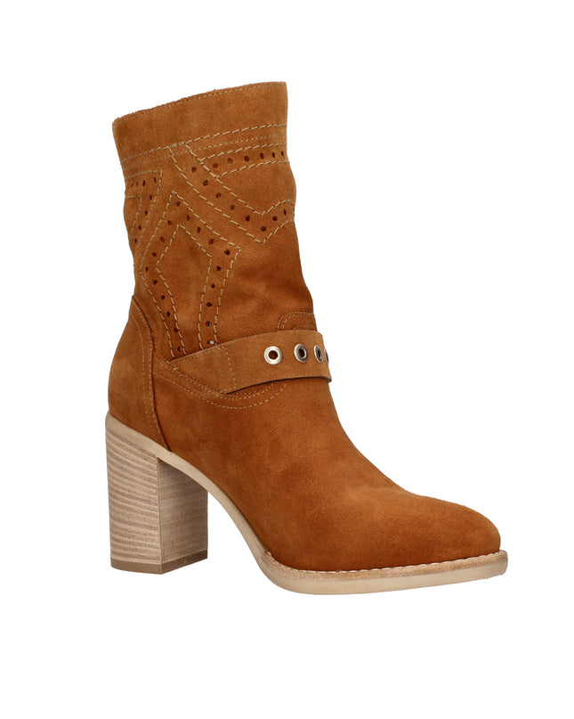 Nero Giardini stivali in pelle traforata e fibbia con tacco effetto legno