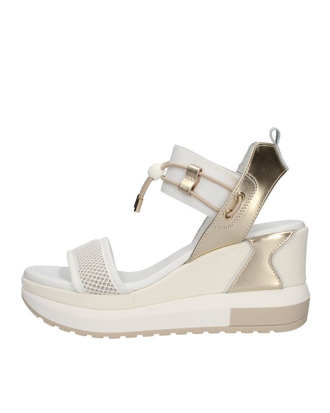 Nero Giardini sandali con zeppa in pelle laminata e tela